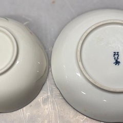 花柄の陶器製食器セット、金縁仕上げ。の画像