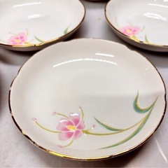 花柄の陶器製食器セット、金縁仕上げ。の画像