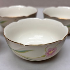 花柄の陶器製食器セット、金縁仕上げ。の画像