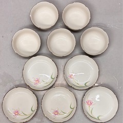 花柄の陶器製食器セット、金縁仕上げ。