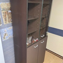 木製キャビネット 本棚　ガラス扉の画像