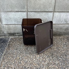 アメリカ製工具箱と透明なボックスの画像