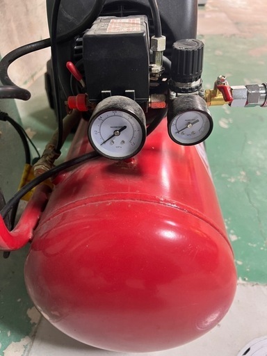ほぼ未使用品　100Vコンプレッサー　