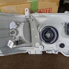 【値下げ✨️✨️】【新車外し 良品】ハイエース 200 純正ヘッドライト 現行8型 左右セットの画像