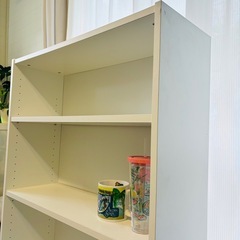 IKEA 白い棚 シェルフとカップ等の画像