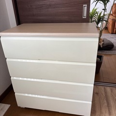 プラスティック製の4段タンス