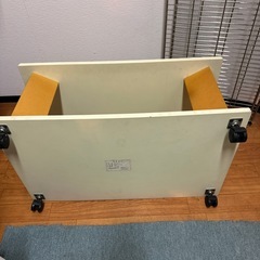 キャスター付き リビングテーブル
の画像
