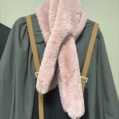 ピンクのふわふわマフラーの画像