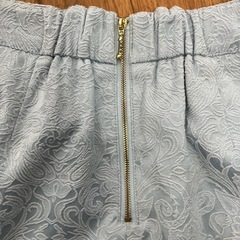 水色　スカートの画像