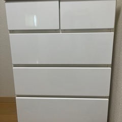 シンプルな白の衣装タンス