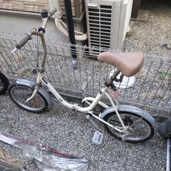 ホワイト折りたたみ自転車 フロントバスケット付き 兵庫県明石市付近 手渡し限定 ホワイト折りたたみ自転車 フロントバスケット付き 兵庫県明石市