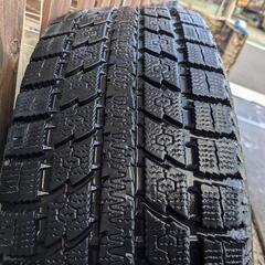 スタッドレスタイヤとホイールの画像