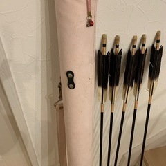 弓具（矢筒と矢）の画像