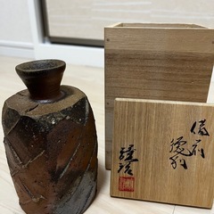 陶器製の茶色と黒の徳利、作家名の印付き。 