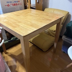 ダイニングテーブル(椅子2つとセットで謝礼あり！)の画像