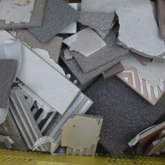 サンプル品のタイル 色々な種類がございます 裏面に糊や紙が付着してます コンテナ３個だけど欲しい枚数で結構ですの画像