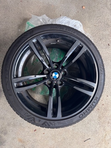 19インチのBMW純正ホイール4本セット、使用可能スタッドレスタイヤ付き。 BMW Z4純正19インチ新品タイヤ付きセット入庫です！ BMW純正V