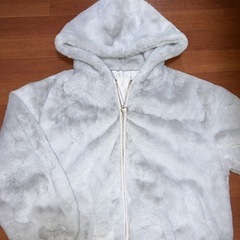 【フワモコパーカー美品】の画像