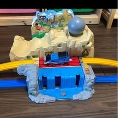 タカラトミー　にげろ！トーマス！ボルダーのゴロゴロ山セット