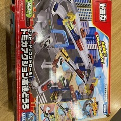 3歳以上対象。2スピードでコントロール。トミカアクション高速どうろ