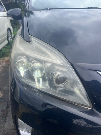 プリウスヘッドライト