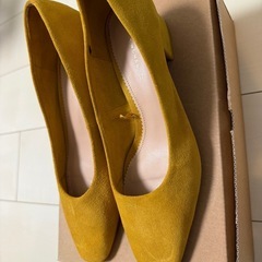 ZARAイエローベロア風パンプスの画像