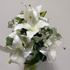 百合のブーケ、ブートニアセット(造花、ユリ、ウェディングフォト)の画像