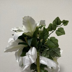 百合のブーケ、ブートニアセット(造花、ユリ、ウェディングフォト)の画像