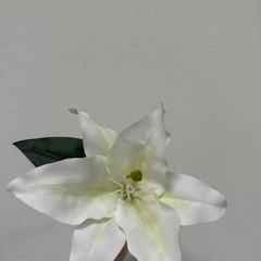 百合のブーケ、ブートニアセット(造花、ユリ、ウェディングフォト)の画像