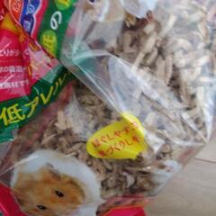 ハムスター、小動物のエサ、ケアセットの画像