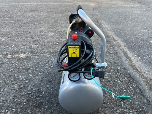 オイルレスエアコンプレッサー　高儀　10L
