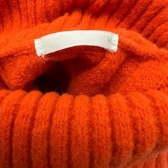 GU パフィータッチクロップドタートルネック オレンジMの画像