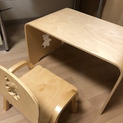 子ども用のテーブルと椅子