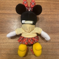ディズニーリゾート　ぬいぐるみバッジ　ミニー　チェック柄コスチュームの画像