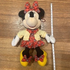 ディズニーリゾート　ぬいぐるみバッジ　ミニー　チェック柄コスチュームの画像