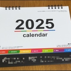 定価818円　卓上カレンダー2025