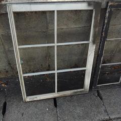 アンティーク木製窓枠の画像