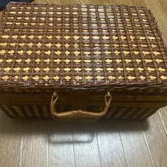 バスケット付きキャンプ用品　　コップ　皿　品物追加の画像