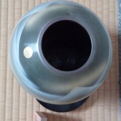 菊花御紋章入 叙勲記念の壷　高さ約16cm 台付きの画像