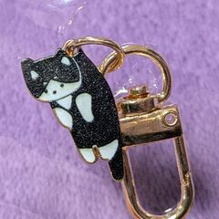 ぶら下がり/ハチワレ猫バックチャームキーリング（新品）の画像