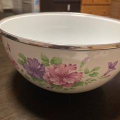 【新品未使用】琺瑯製　柄付きボウル　木製ハンドル　持ち手　花柄　...
