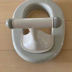 1/9まで出品　西松屋補助便座