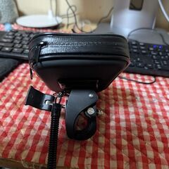 AQUALAND スマホホルダー 防水 防塵 360度回転 落下防止ワイヤー付き iphone 強力固定 各種スマホ対応 クッションで調節 自転車 バイク スクーター 原付　中古の画像