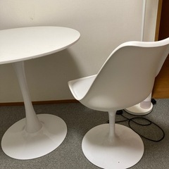 丸テーブル・回転チェアの画像