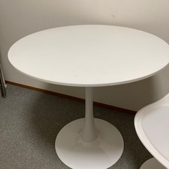 丸テーブル・回転チェアの画像