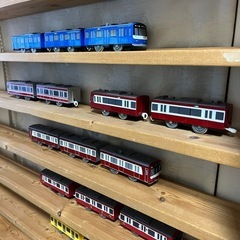プラレール・トミカ飾り棚の画像