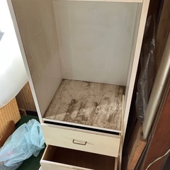 引き出し付き棚の画像