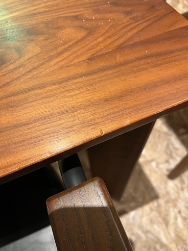 脚の形がかっこいいダイニングテーブル