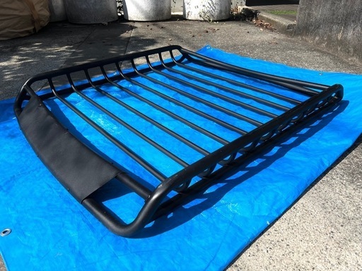 マットブラックのルーフラック/ルーフカーゴ