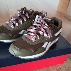 キッズ　スニーカー　【新品タグ付き】